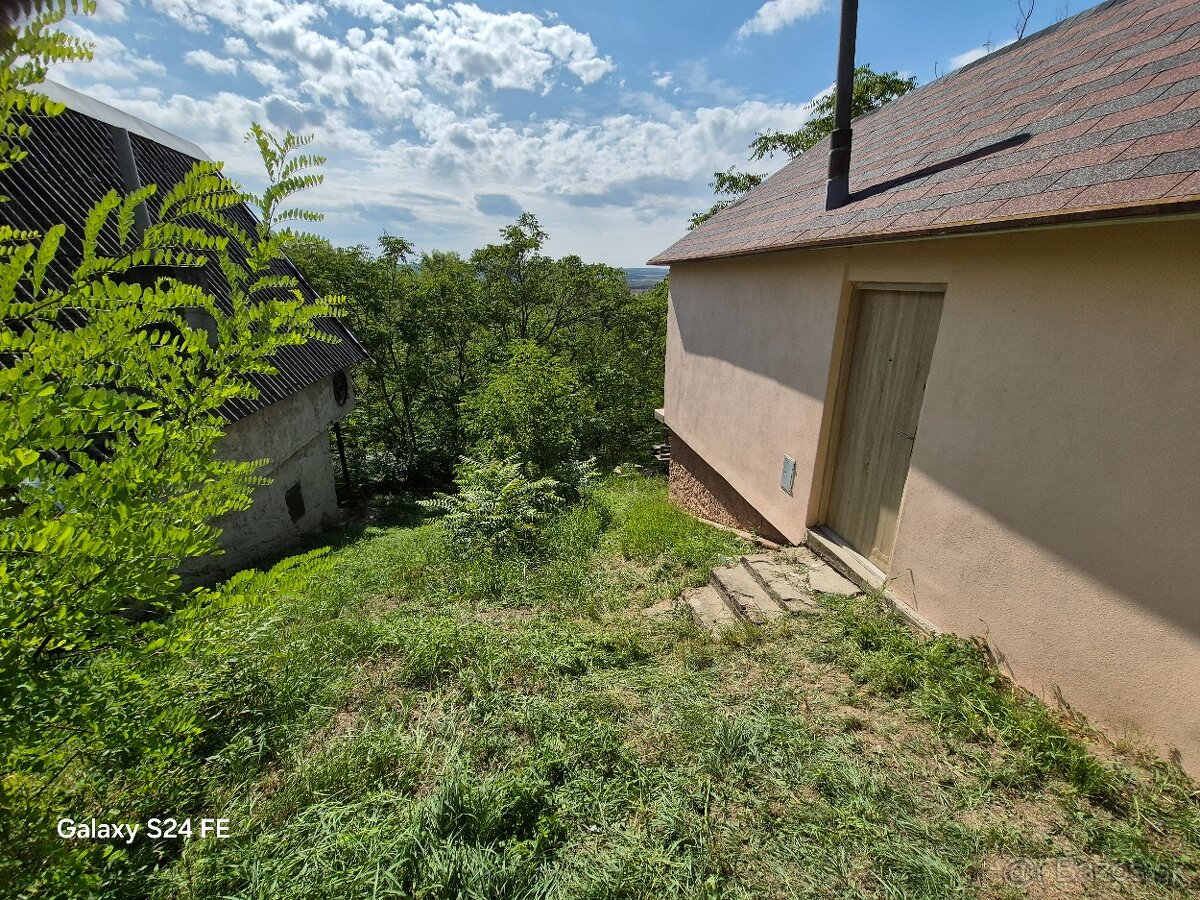 Chatka neďaleko Hrona v krásnej prírode - 4