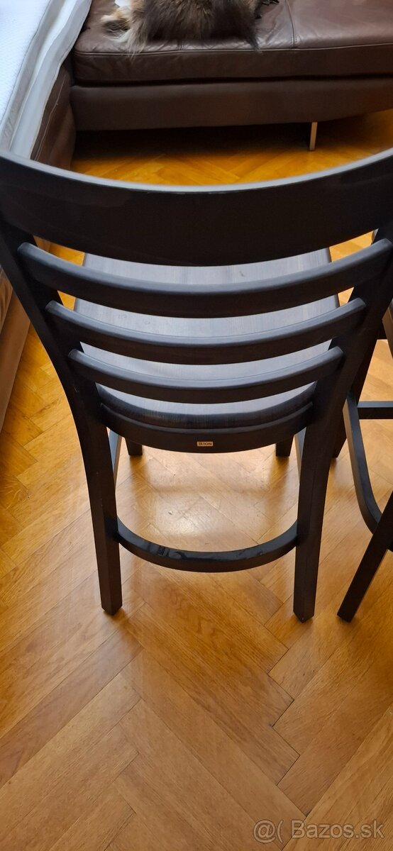 Dve barove stolicky z masivneho tmaveho dreva znacky TON - 4