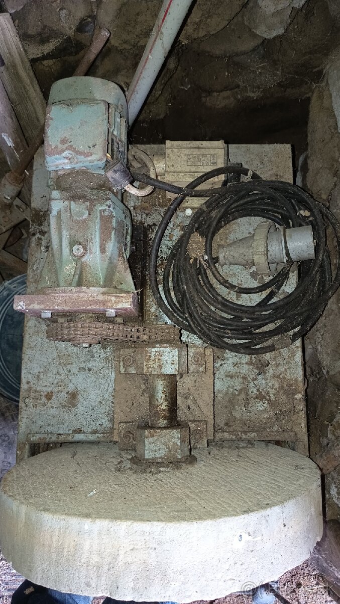 Predám elektromotor s prevodovkov - 4