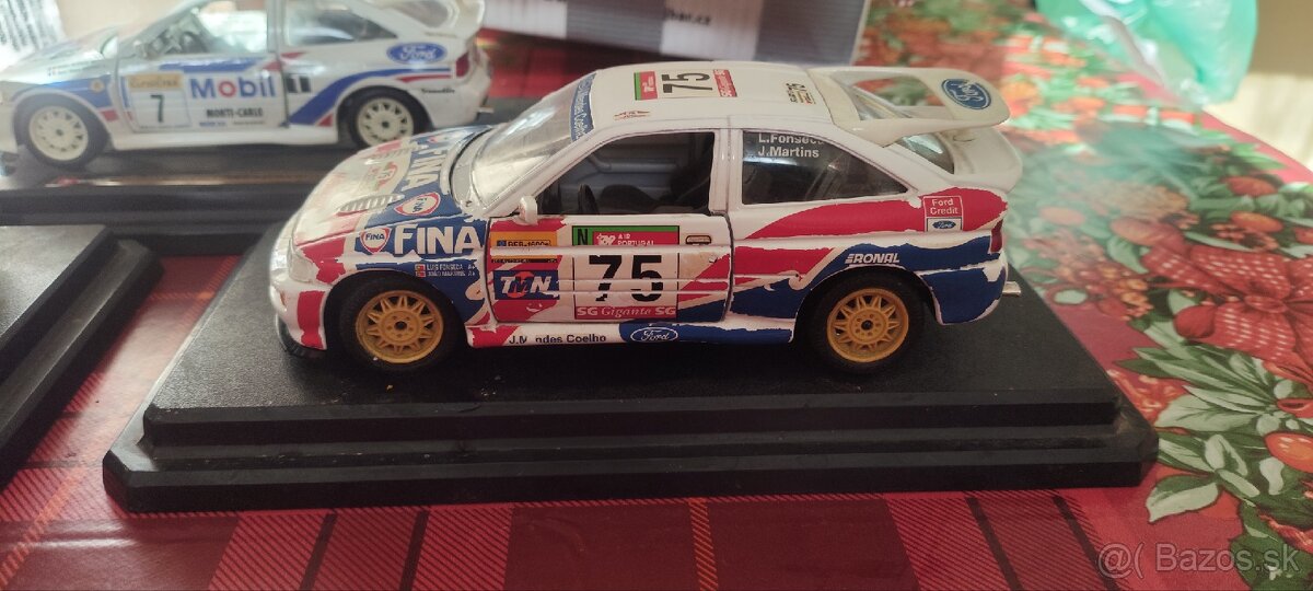 Modely Burago 1/24 escort focus - 4