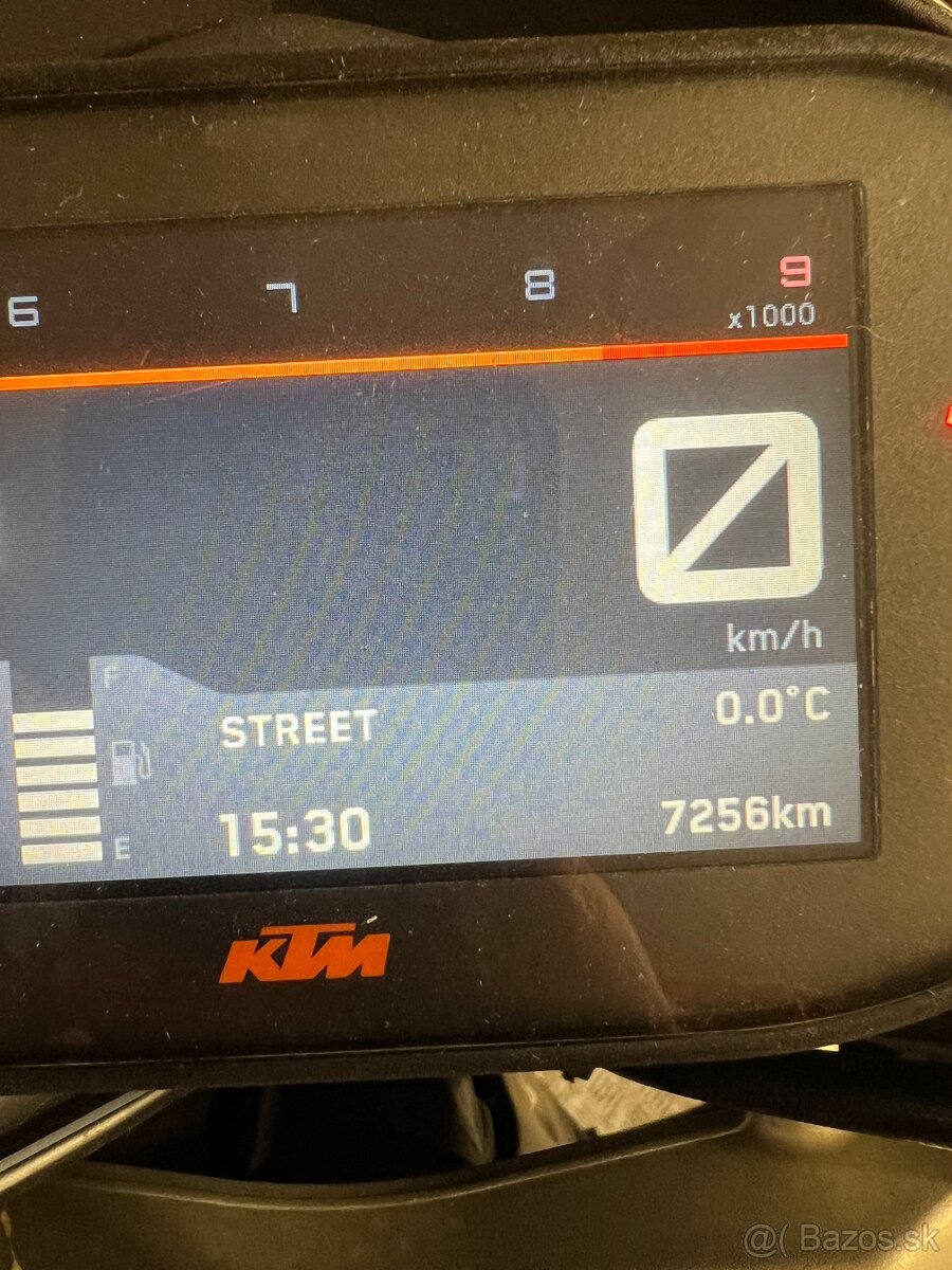 KTM DUKE 690 AKRAPOVIČ - 4