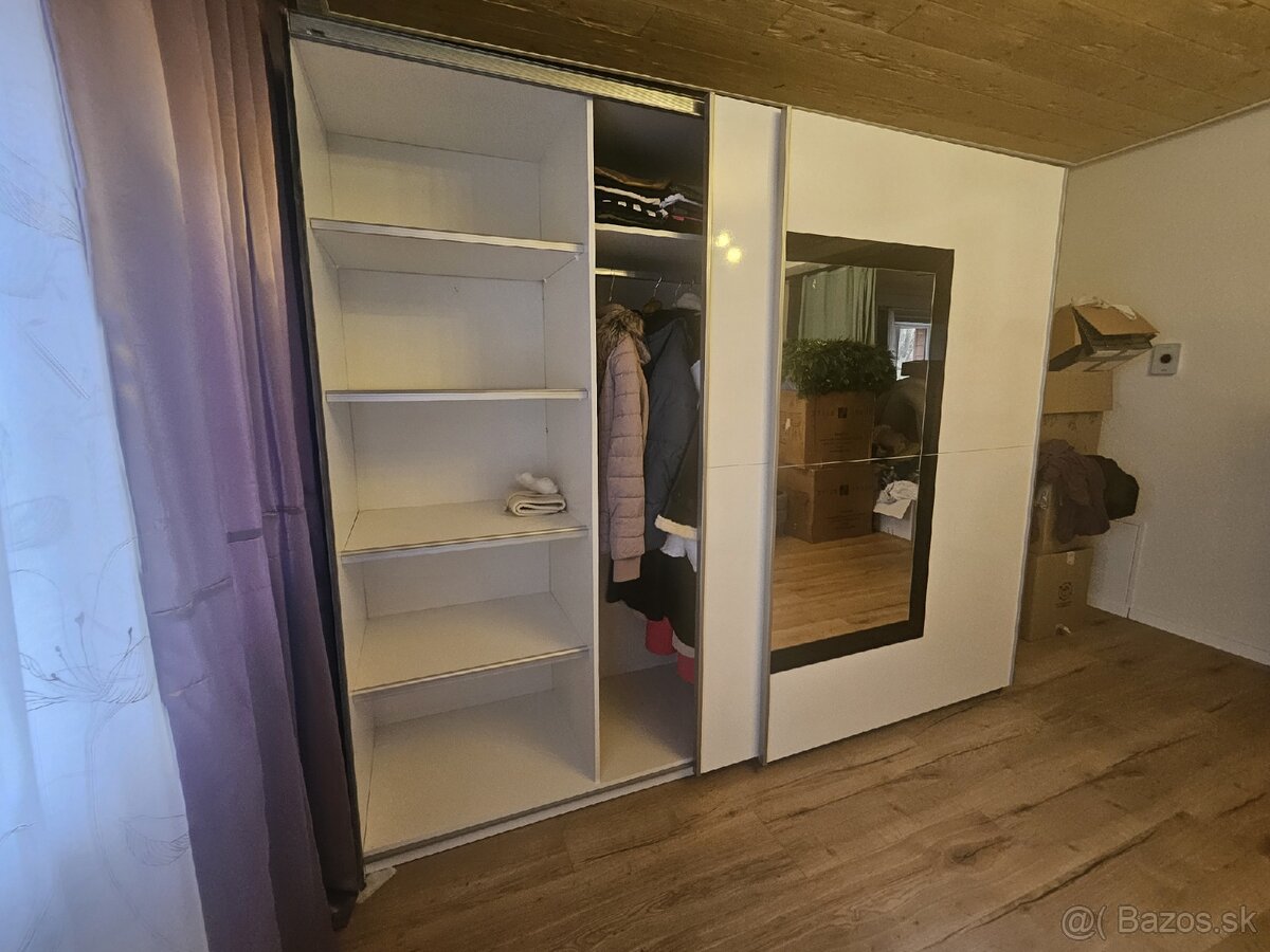 Šatníková elegantná skriňa so zrkadlom – biela s leskom - 4