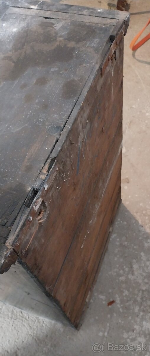 Čierna drevená skriňa - 4