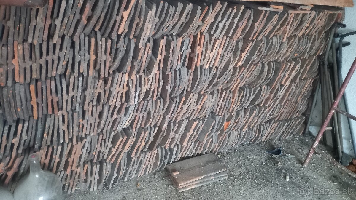 Predám starú kvalitnú palenu škridlu. Červenej farby. Uložen - 4