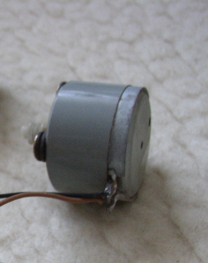 2x Staré motorčeky (z magnetofónu, harddisku) - 4