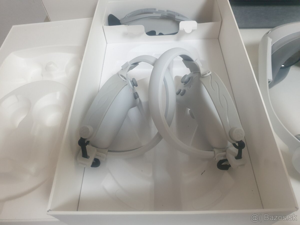 Pico 4 s prislusenstvom a hramy. - 4