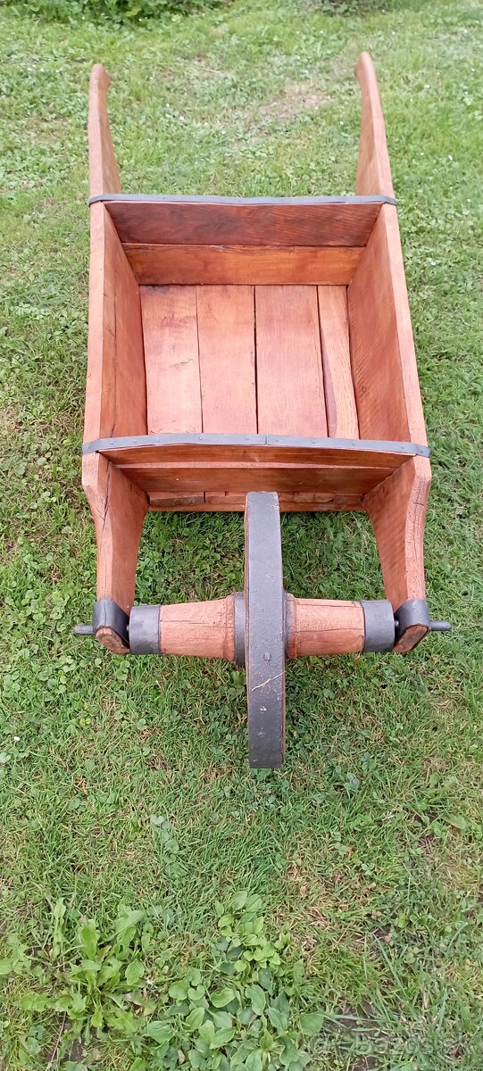 Starý drevený fúrik - 4