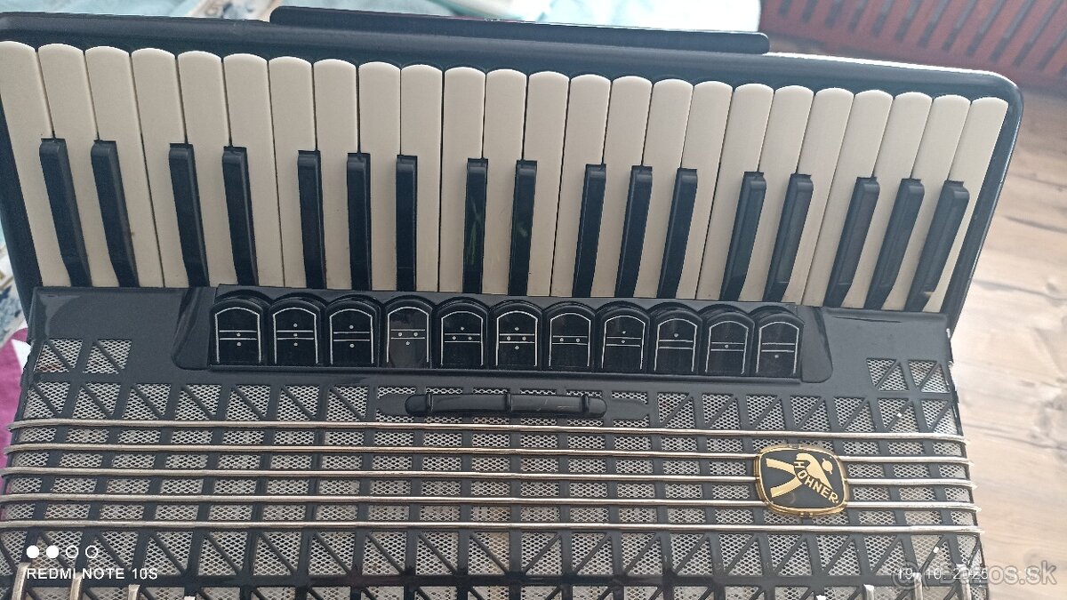 Predám kvalitný akordeón hohner atlantic 4 de luxe - 4