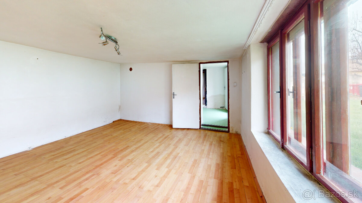 Na predaj rodinný dom v obci Považany s rovinatým pozemkom - 4