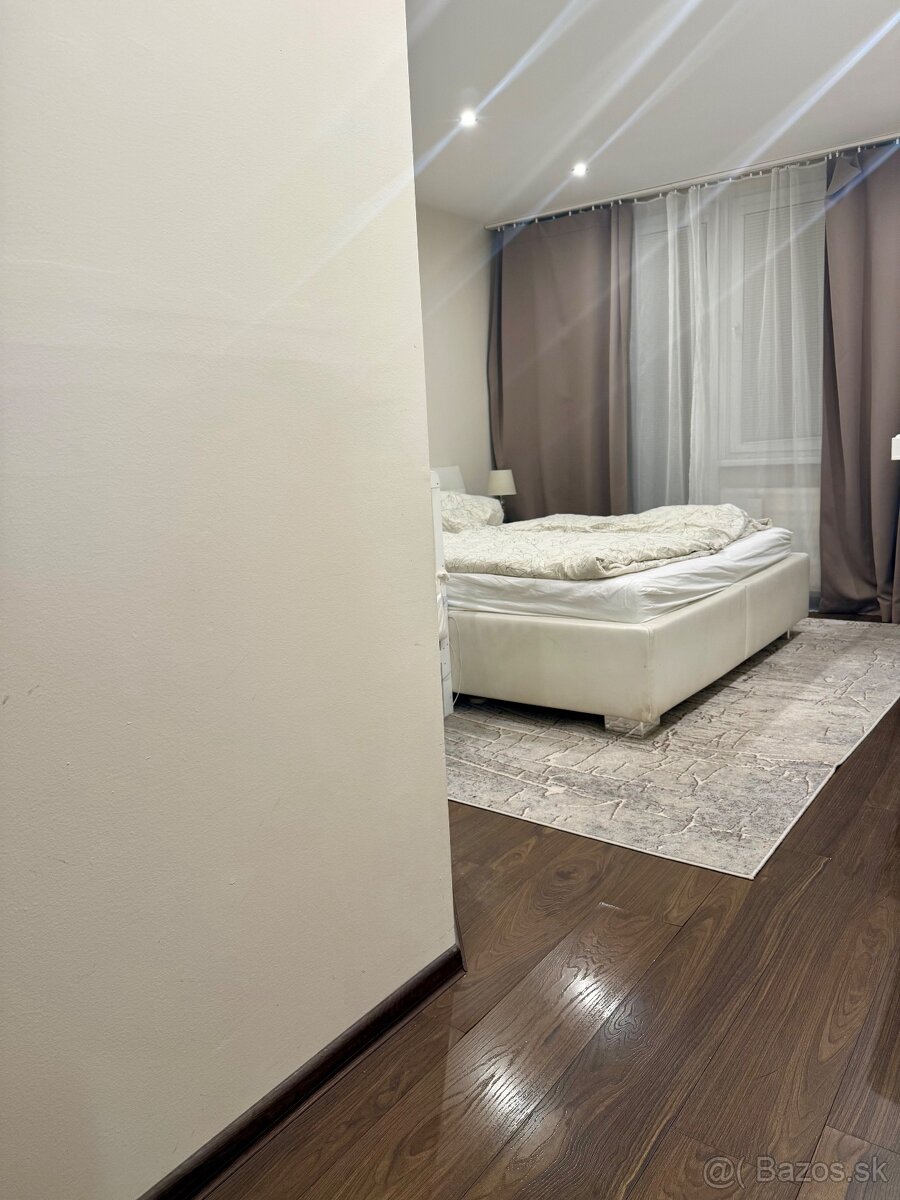 Velky 2 izbovy byt ul. M.R.Stefanika Levice - 4