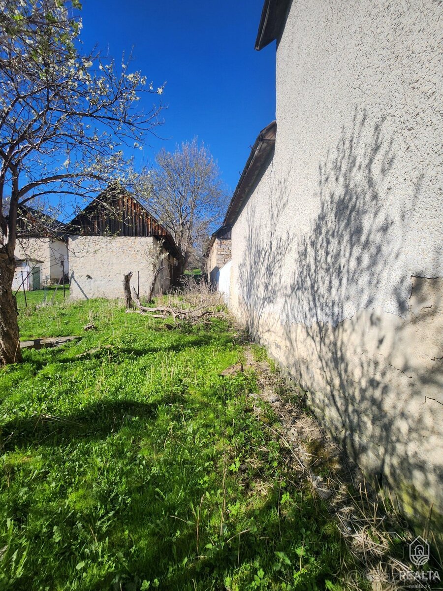 Rodinný dom v pôvodnom stave s veľkým pozemkom v Štrbe - 4