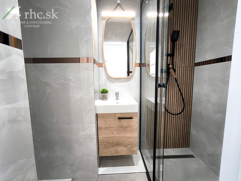 KOMPLETNE ZARIADENÝ A ZREKONŠTRUOVANÝ 2-IZ. BYT - GOLDBERGER - 4