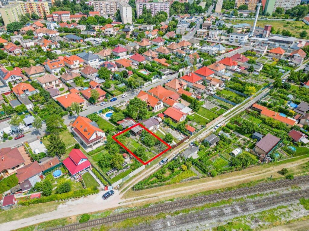 ALL INCLUSIVE | NA PREDAJ CHATKA SO ZÁHRADKOU , DUNAJSKÁ STR - 4