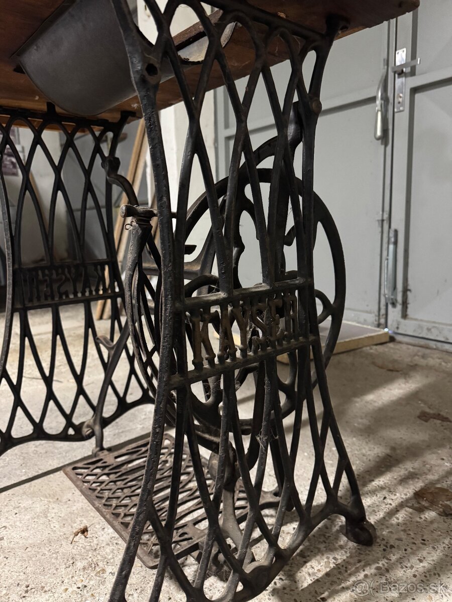 Liatinový rám na šijací stroj. - 4