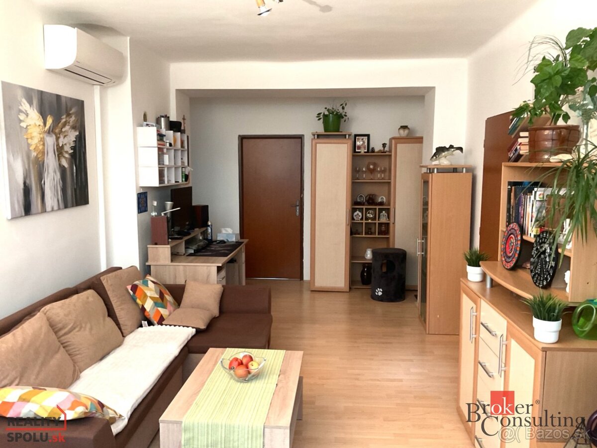 REZERVOVANÉ:Priestranný 3-izbový byt v Bernolákove: pokoj, z - 4