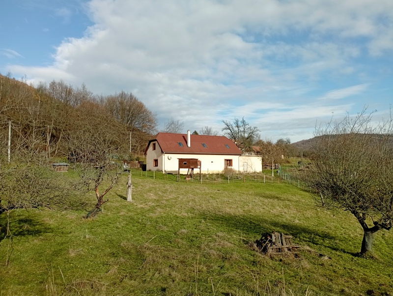 Vidiecka usadlosť po rekonštrukcii v obci Uhliská - 5993 m2 - 4