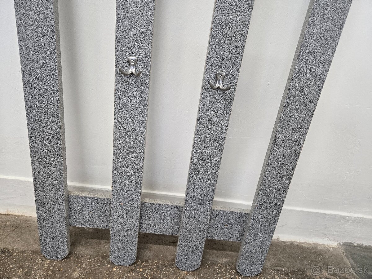 Moderný vešiak - 4