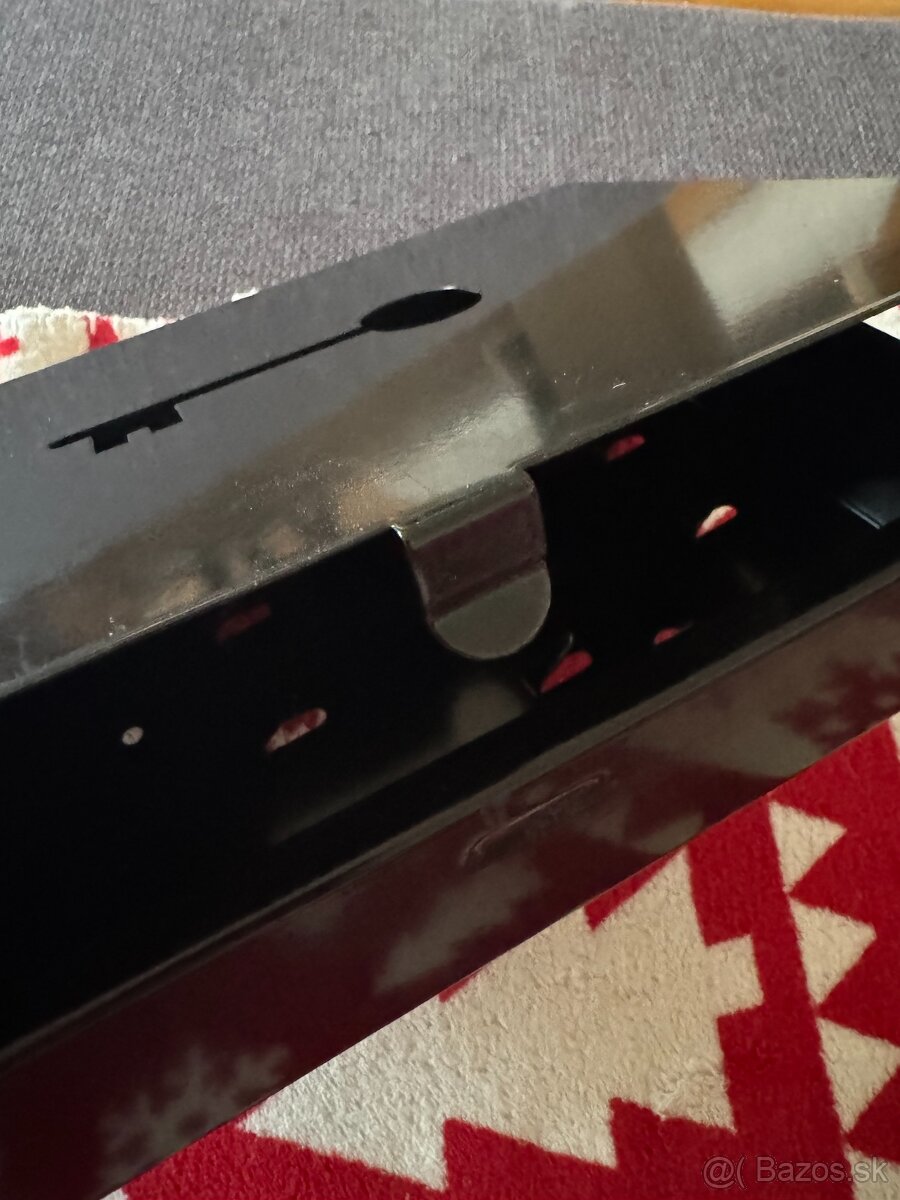 Lacno predám peknú a málo používanú skrinku na kľúče - 4