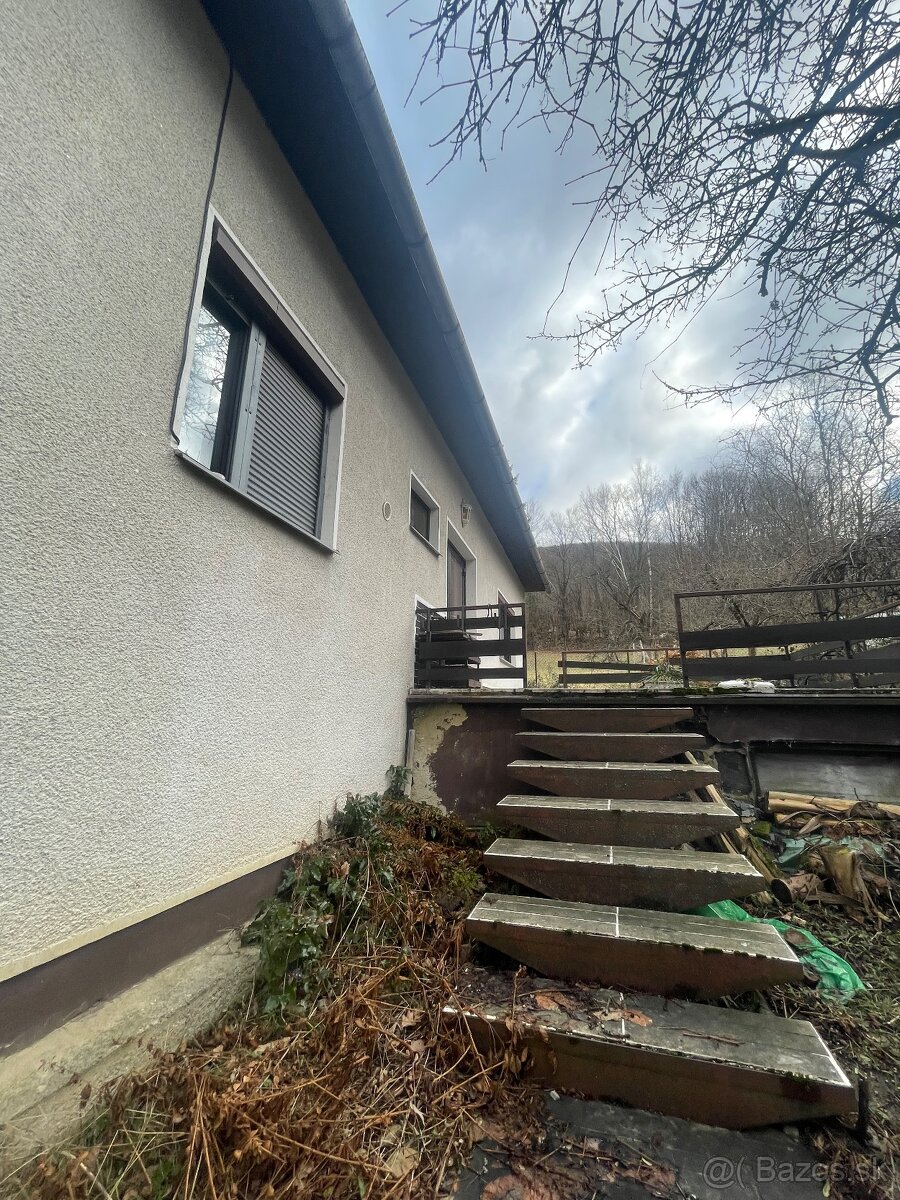 Miesto pre rodinný život 4-izbový dom s garážou v Novej Bani - 4