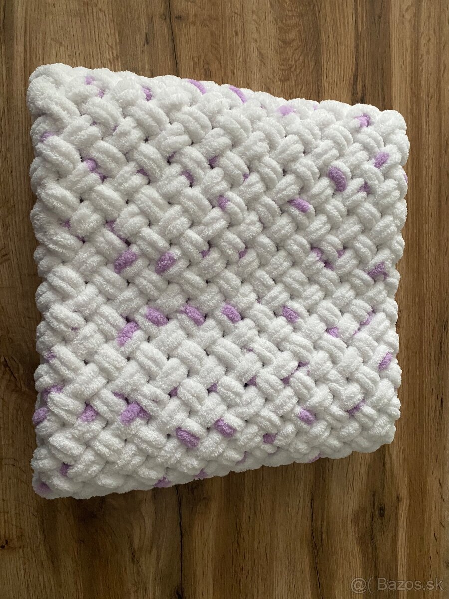 Háčkovaná bielofialová deka z jemnej eco vlny - 4