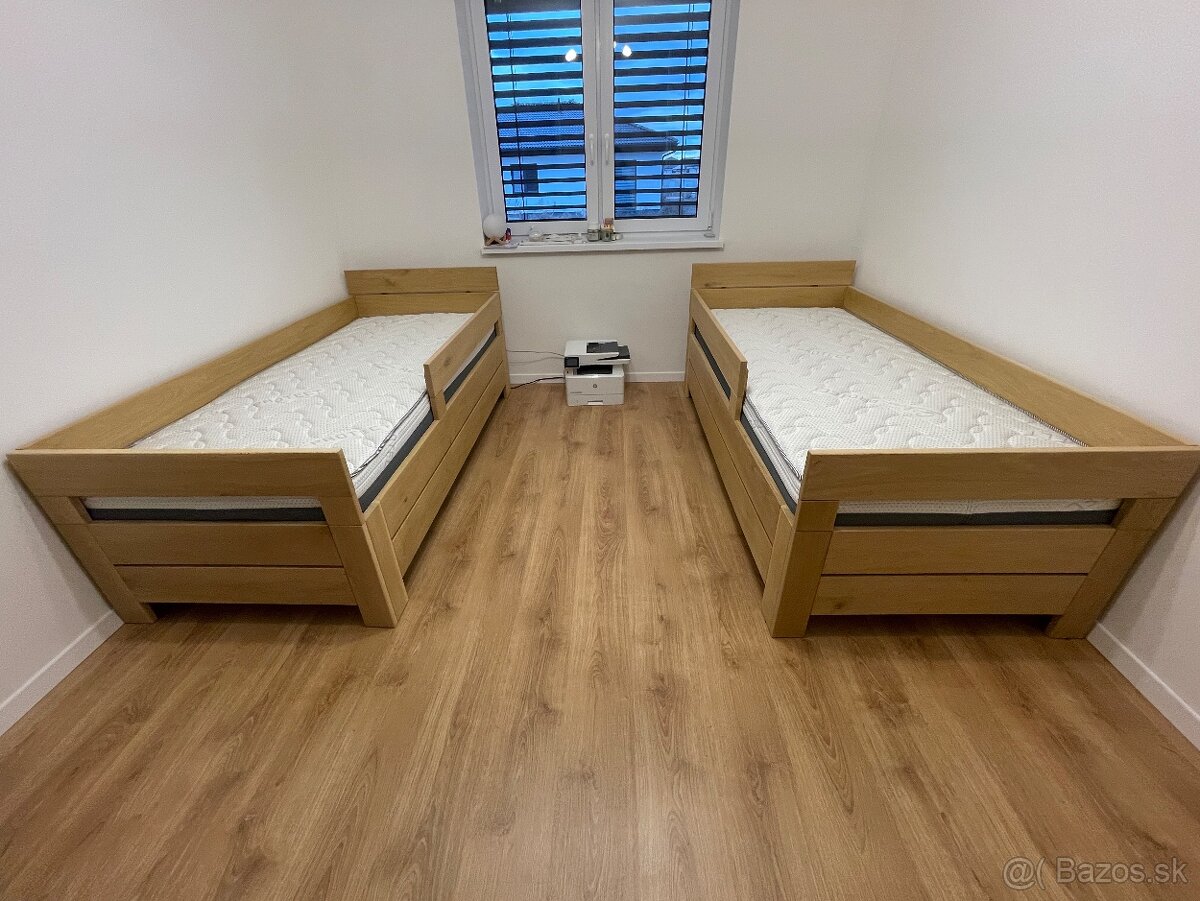 Dubová posteľ s detskými zábranami a úložným priestorom - 4