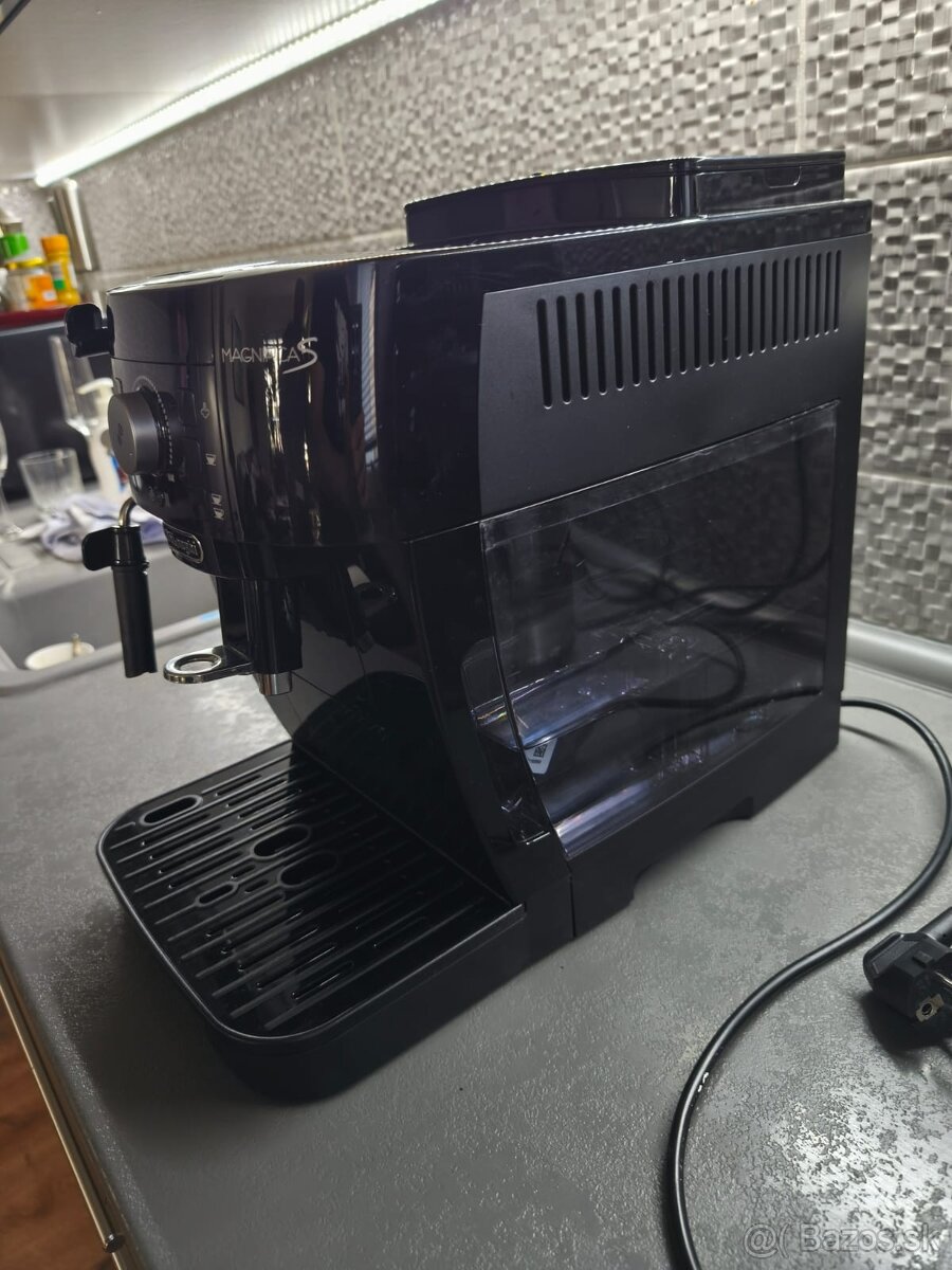 Predam plnoautomaticky kavovar Delonghi MAGNIFICA S - 4
