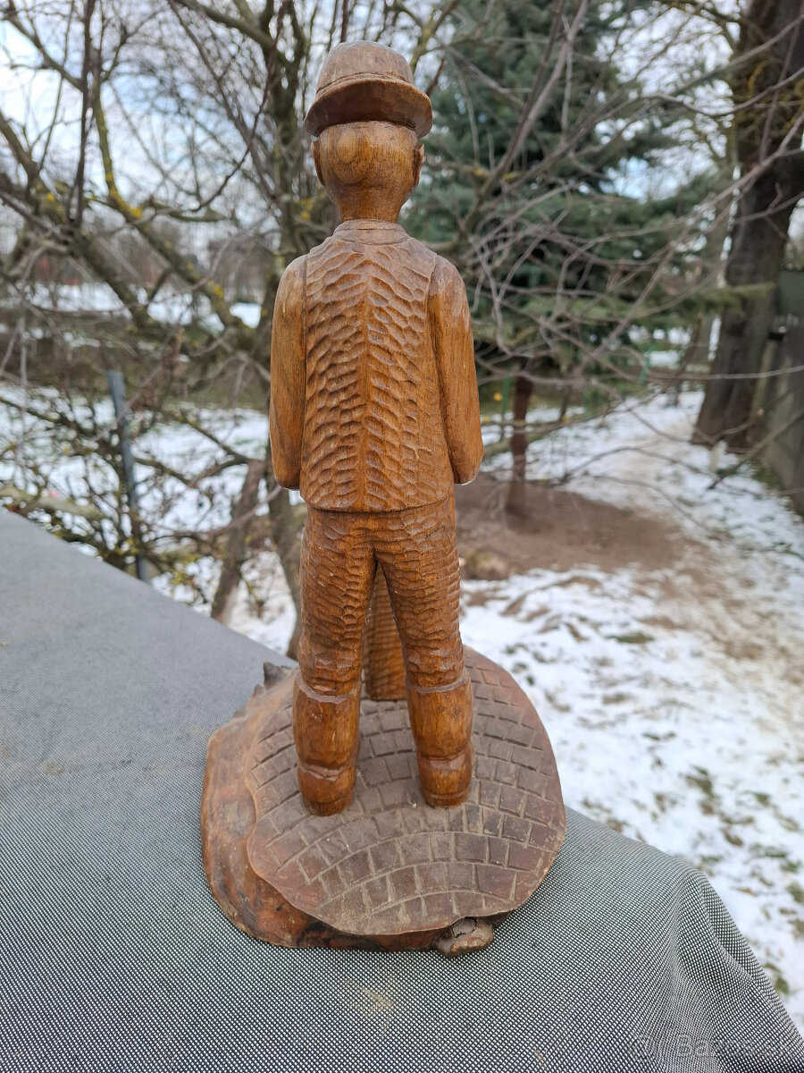 Predám starú drevorezbu ubíjanie mačacích hláv 35 € - 4