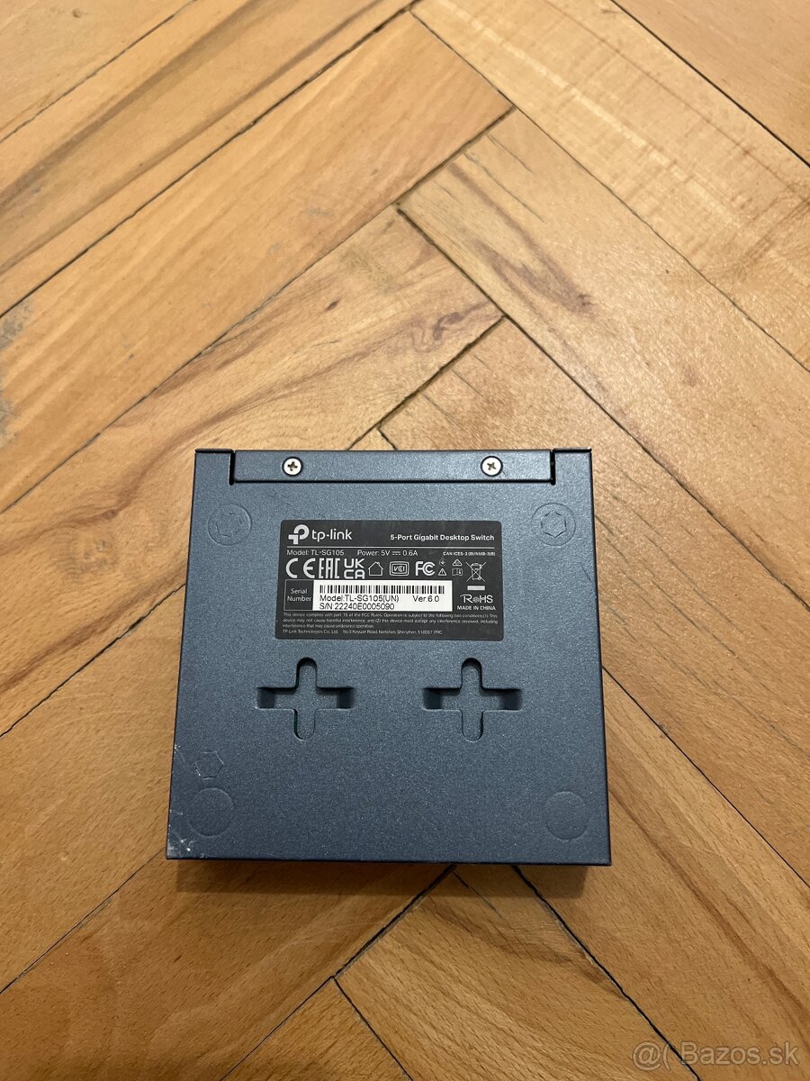 TP-Link TL-SG105 – 5 port Gigabit switch – 15 € - 4