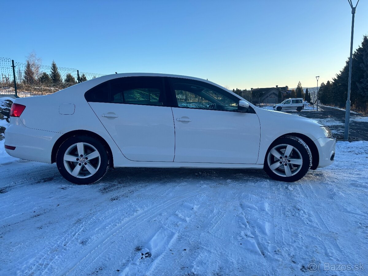 Volkswagen Jetta - 4