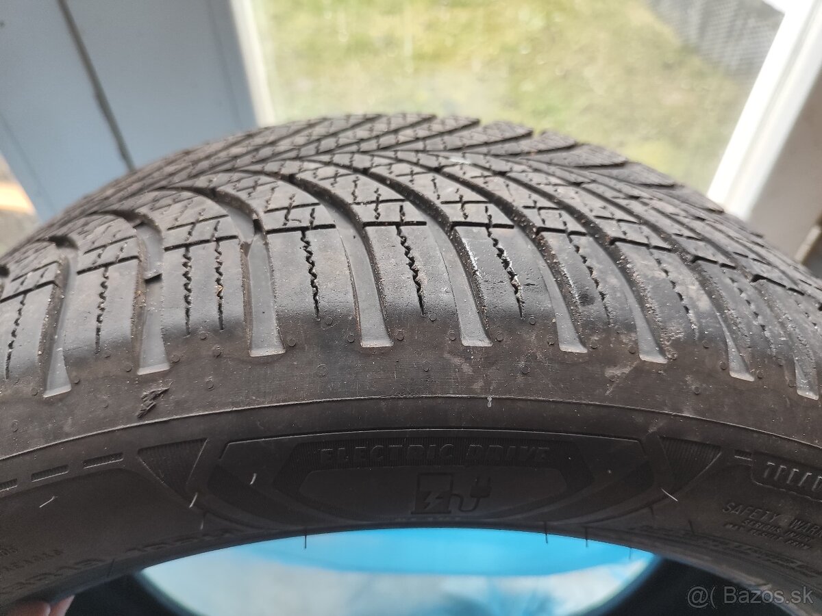 Goodyear Vector 4Seasons 245/45 R19 102 - 4