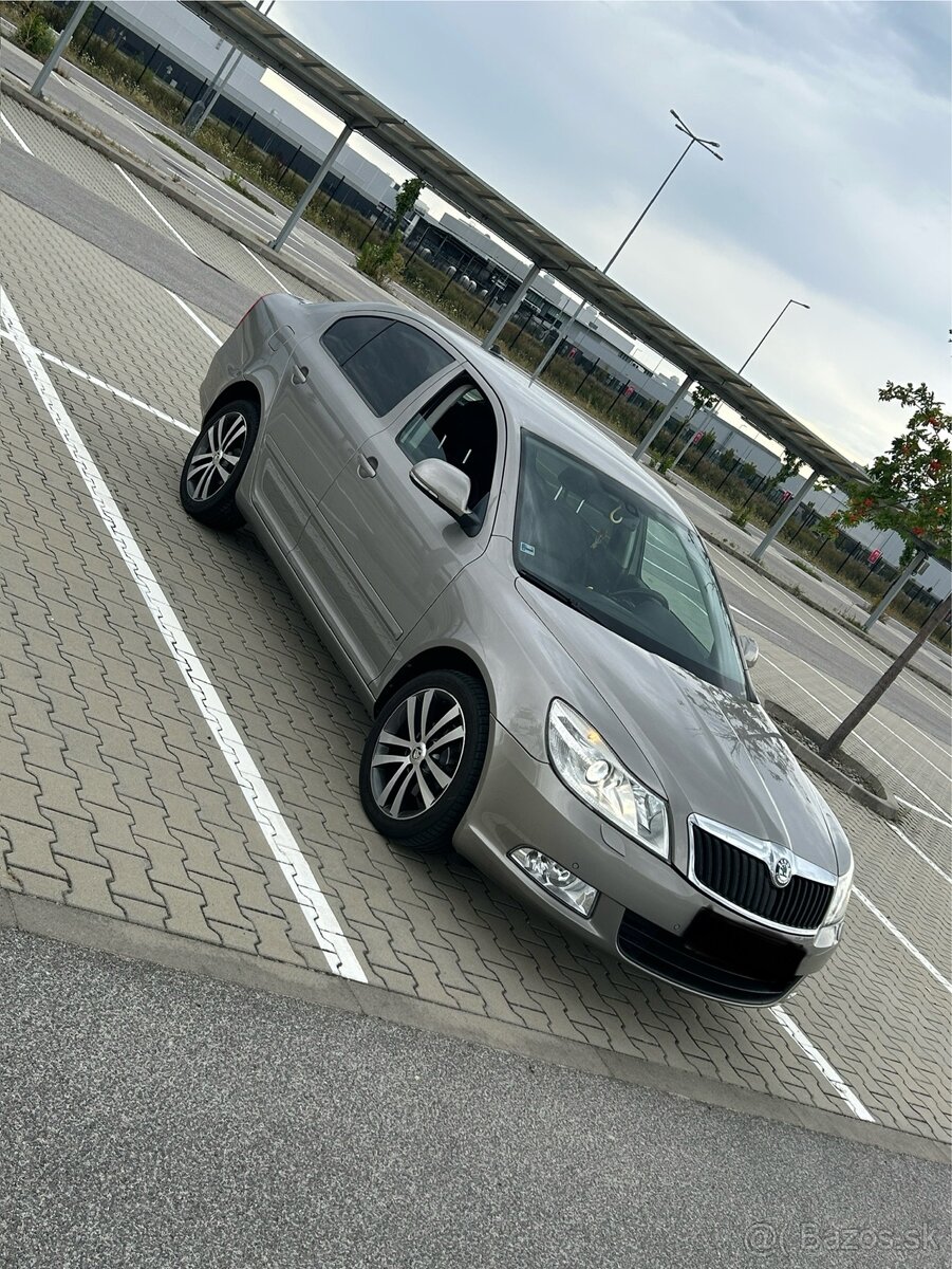 Škoda Octavia II 1.6 TDI DSG ELEGANCE - 4