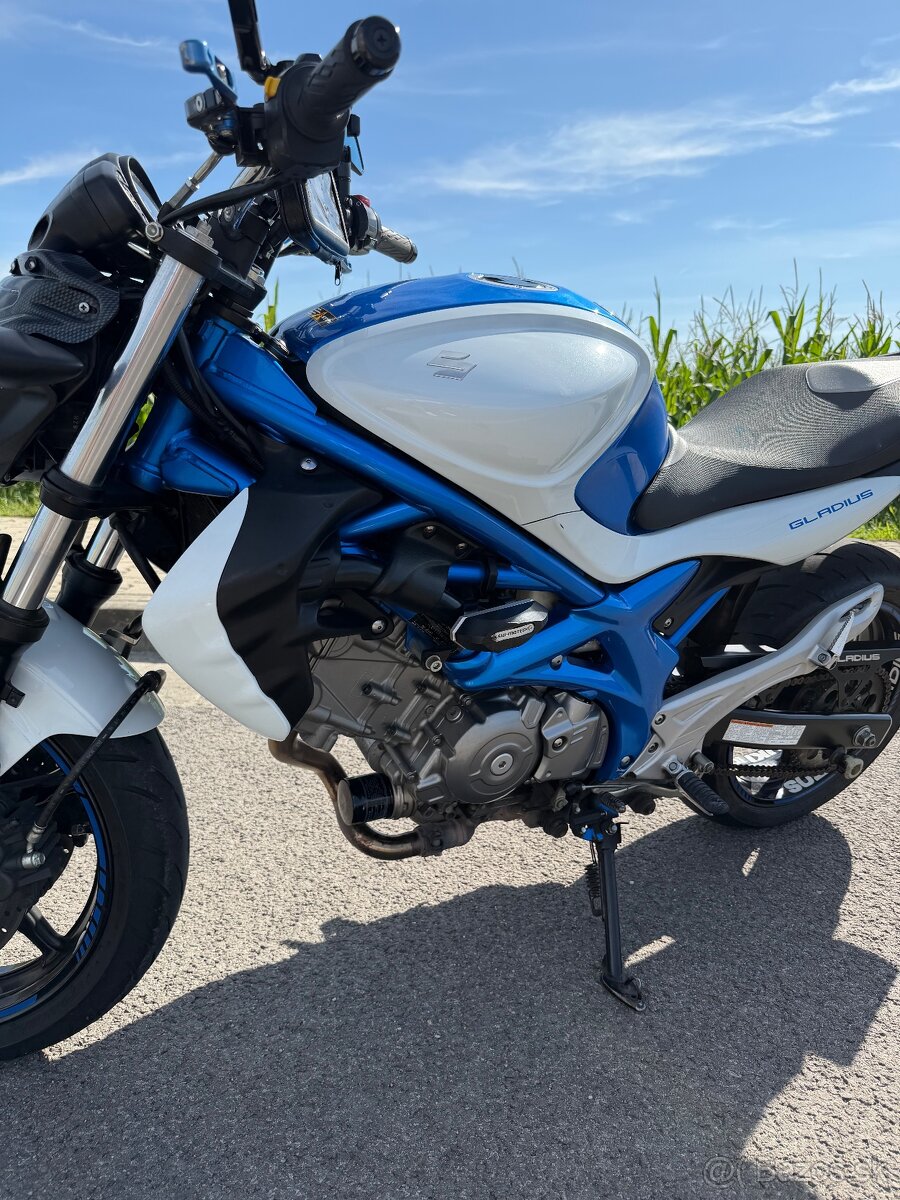 Motorka Suzuki Gladius 650 - 4