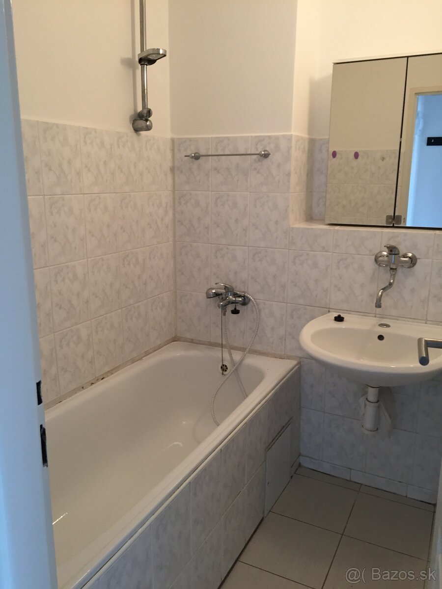 Prenajmem 1-izb byt, ul 1. Mája Nové Mesto nad Váhom - 4