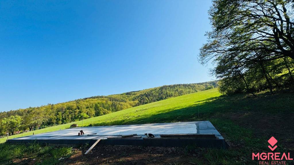 Na predaj výnimočný pozemok 6882 m² priamo v lese so začatou - 4