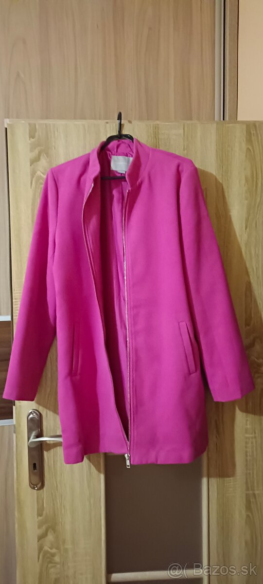 Červené bundy a ružový kabát - 4