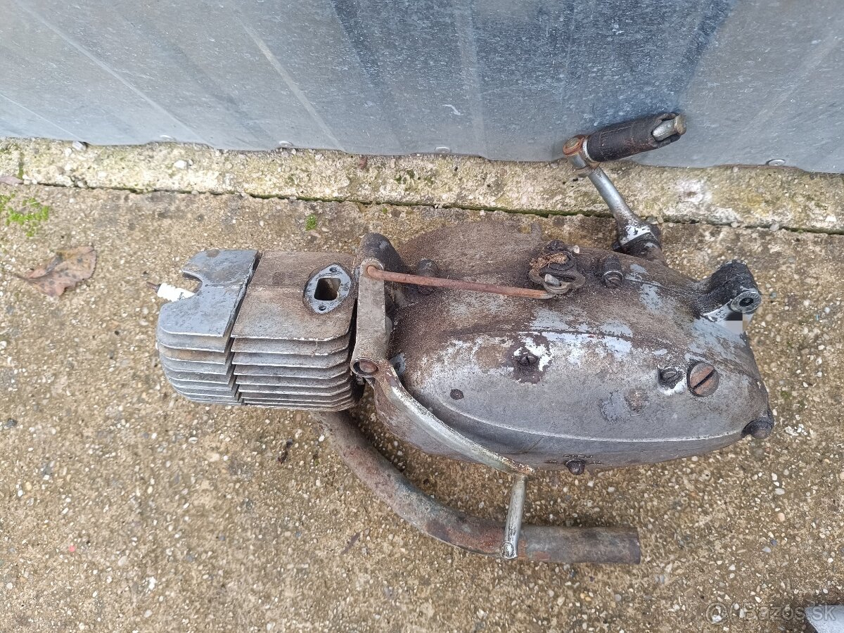 Motor Jawa pionier 05 + orig. Štítok DE - 4