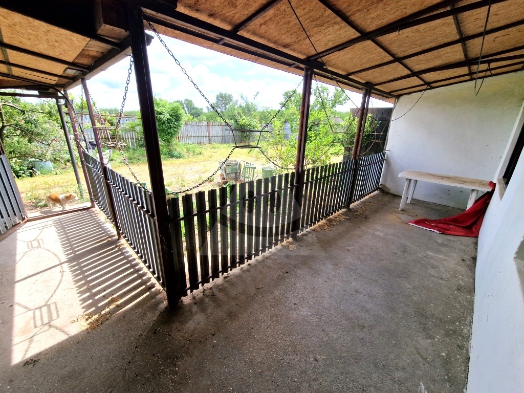 Starší rodinný dom s veľkým pozemkom v kľudnej časti obce - 4