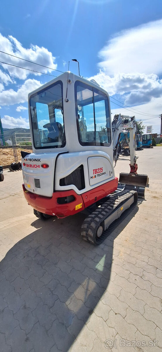 TAKEUCHI TB225 DIESEL - 4
