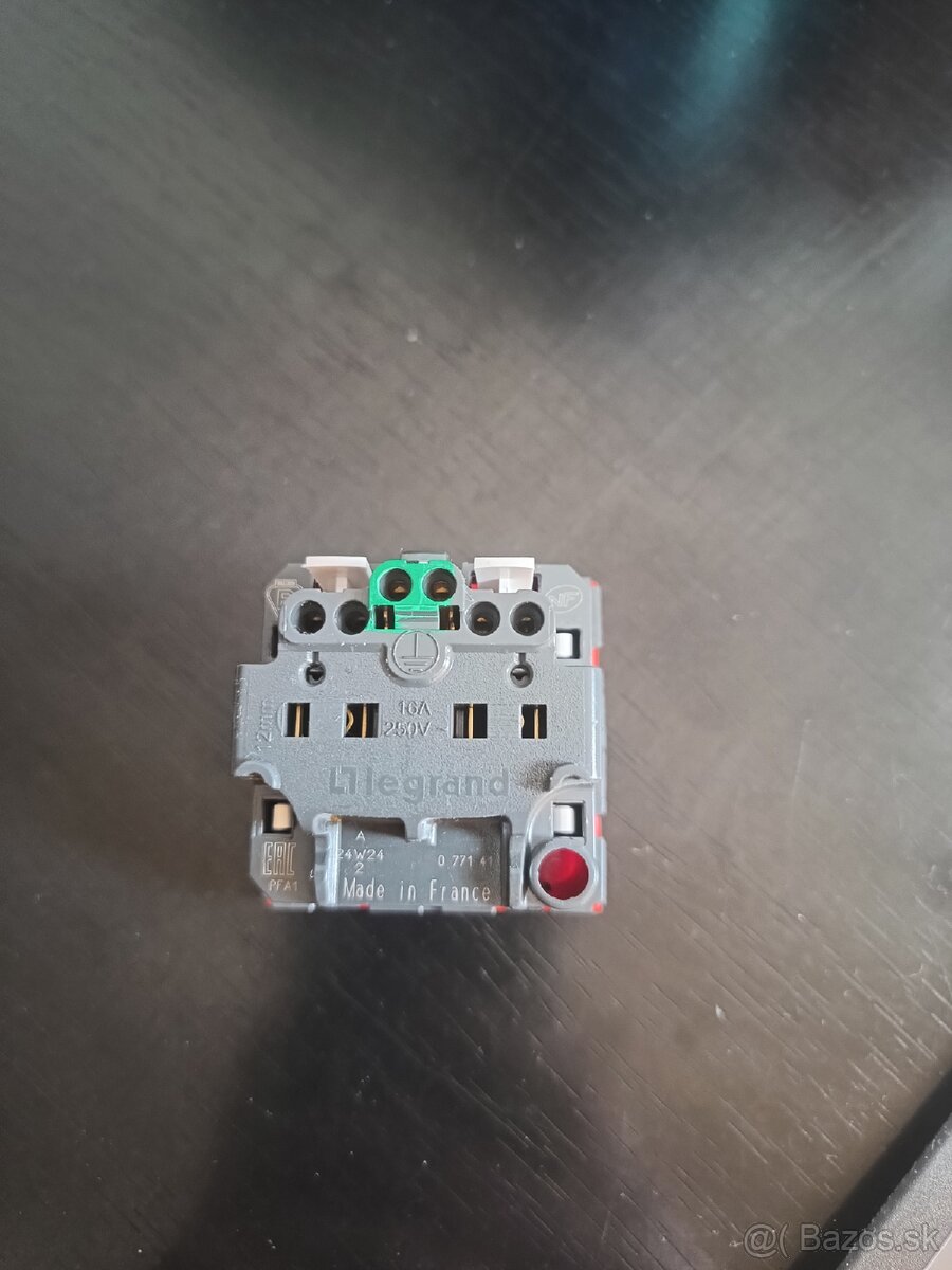 Zásuvka Mosaic 2P+T, 2 moduly, červená - 077141 - 4