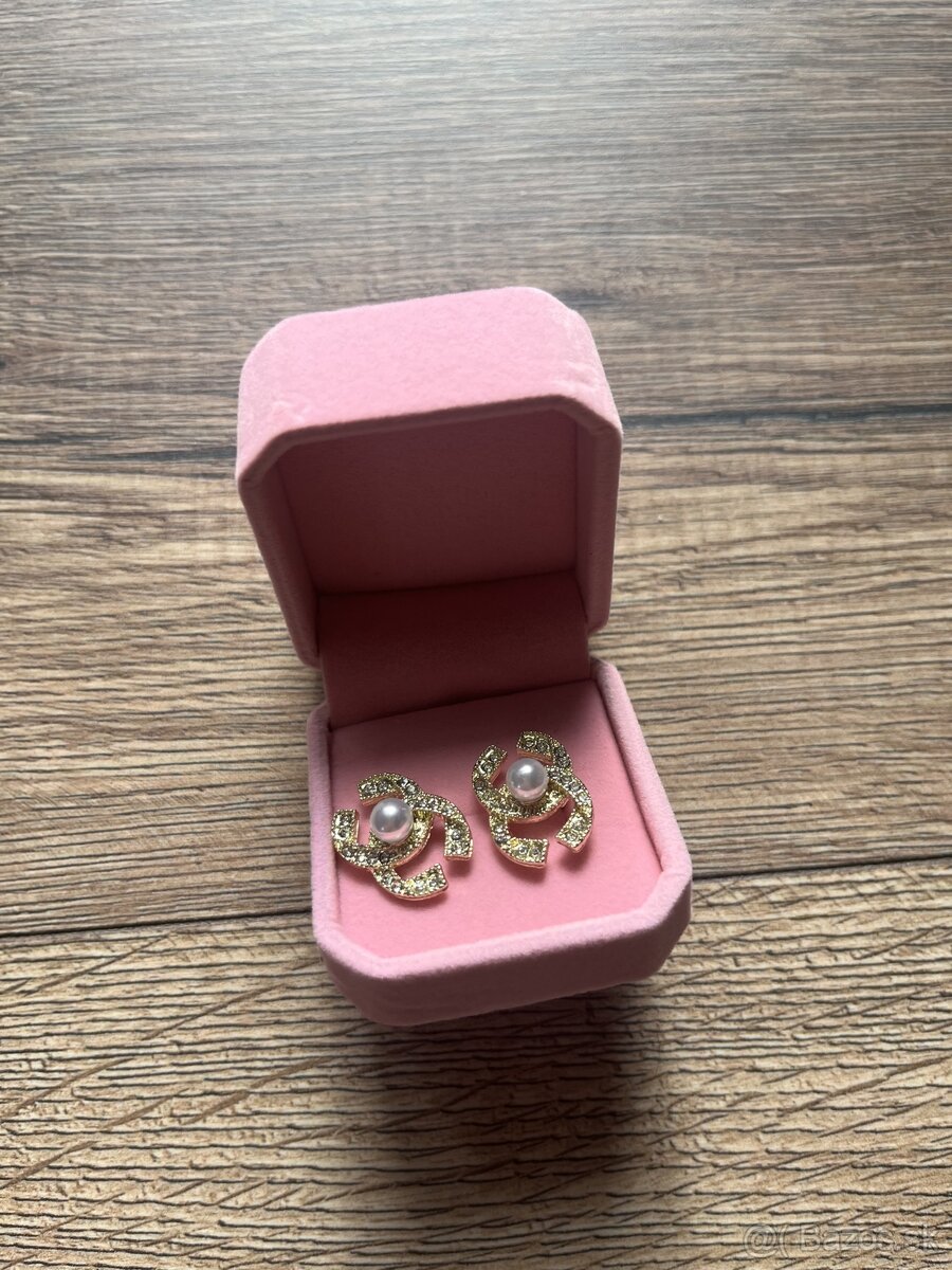 Uplne nove nausnicky Chanel v zlatej farbe v krabicke - 4