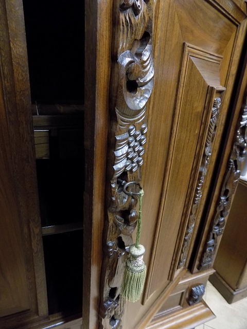 Masívna šatníková skriňa - 4