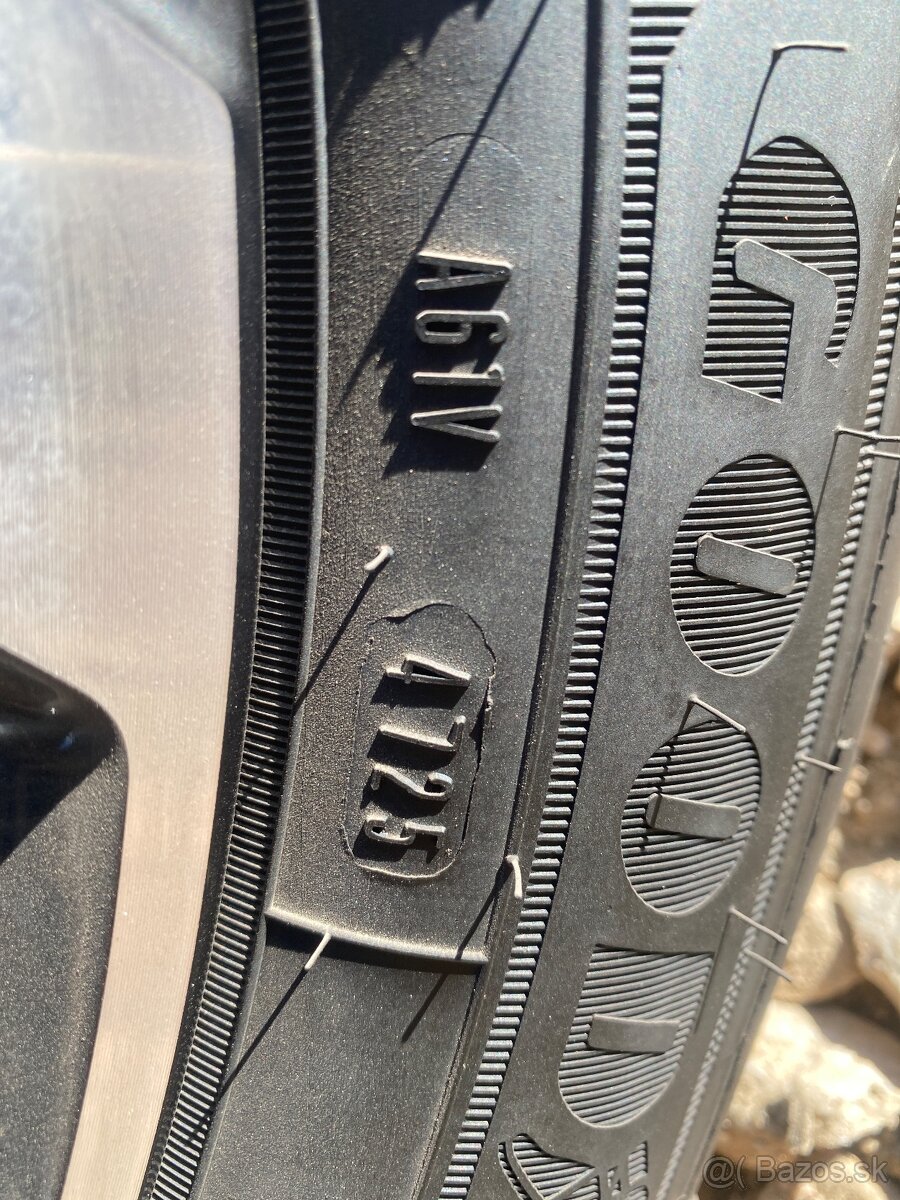 Predám pneu goodyear 235/50R19c letné - 4