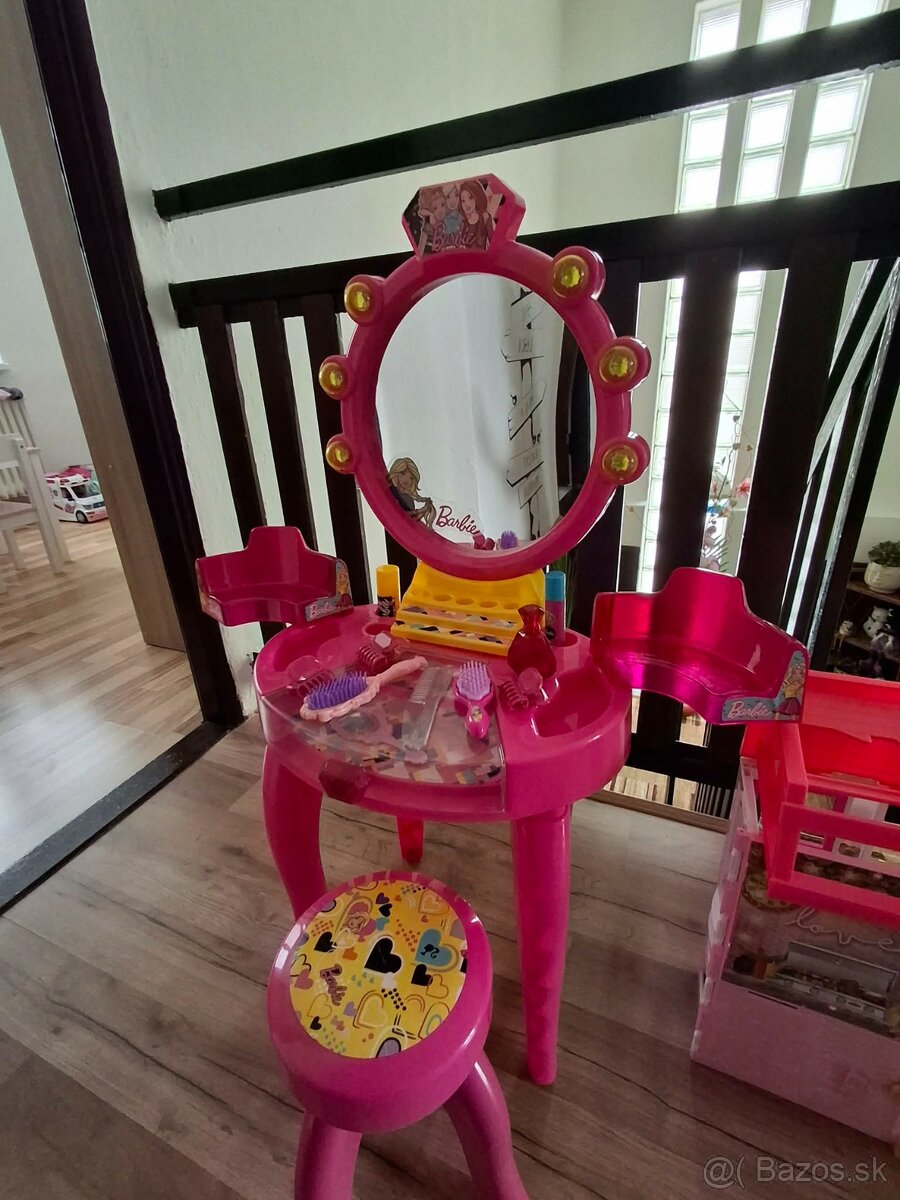 Barbie kozmetický stolík plus domček - 4