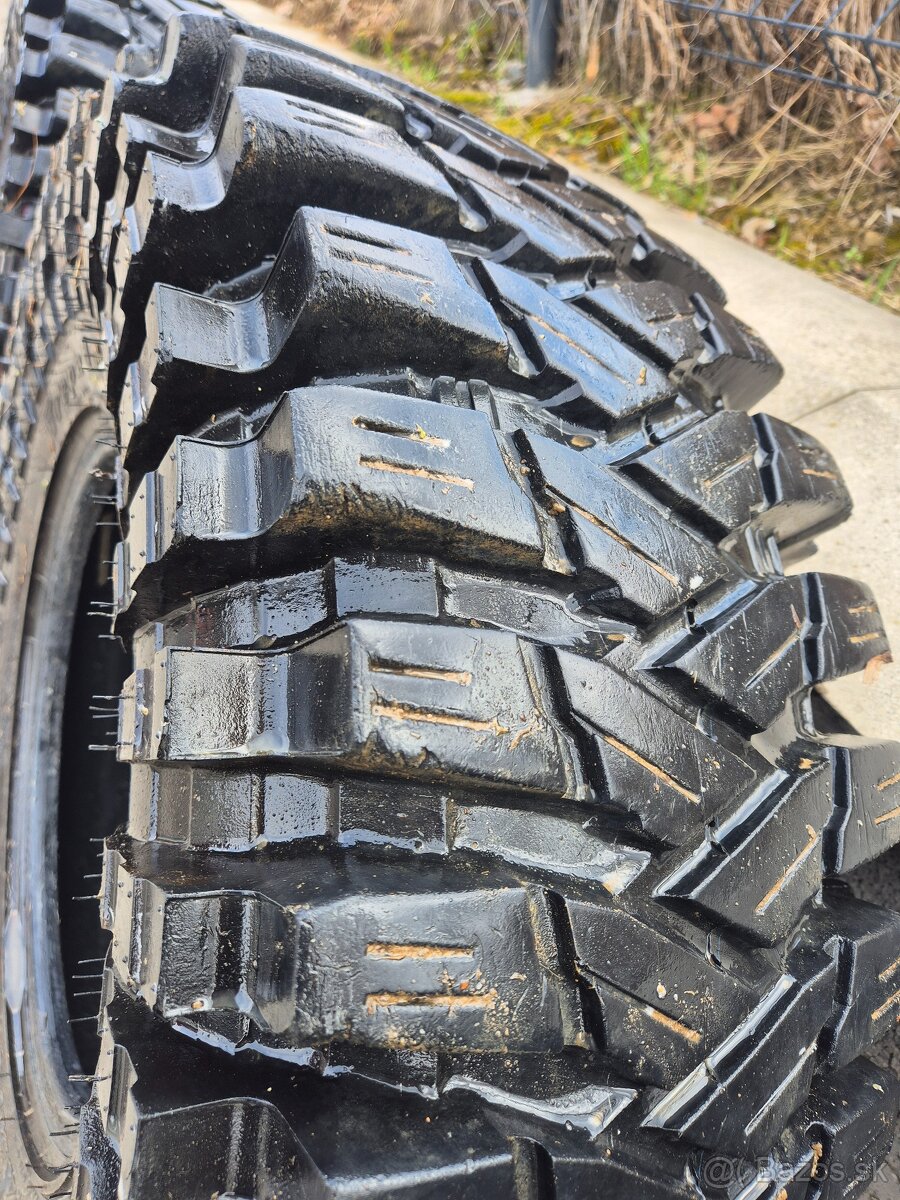 37x12,5 R17 Maxxis