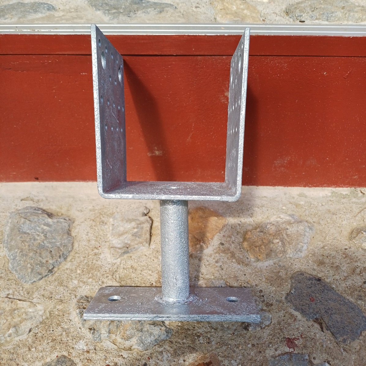 Nové Kotviace pätky tvar U s podstavou na sklade - 4