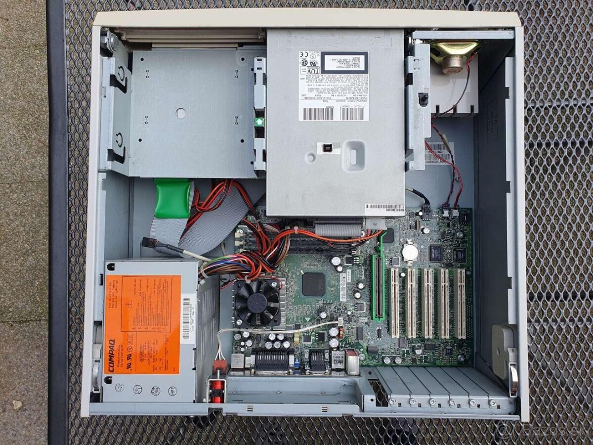 Značková retro sestava COMPAQ DESKTOP EN - PENTIUM III - 4