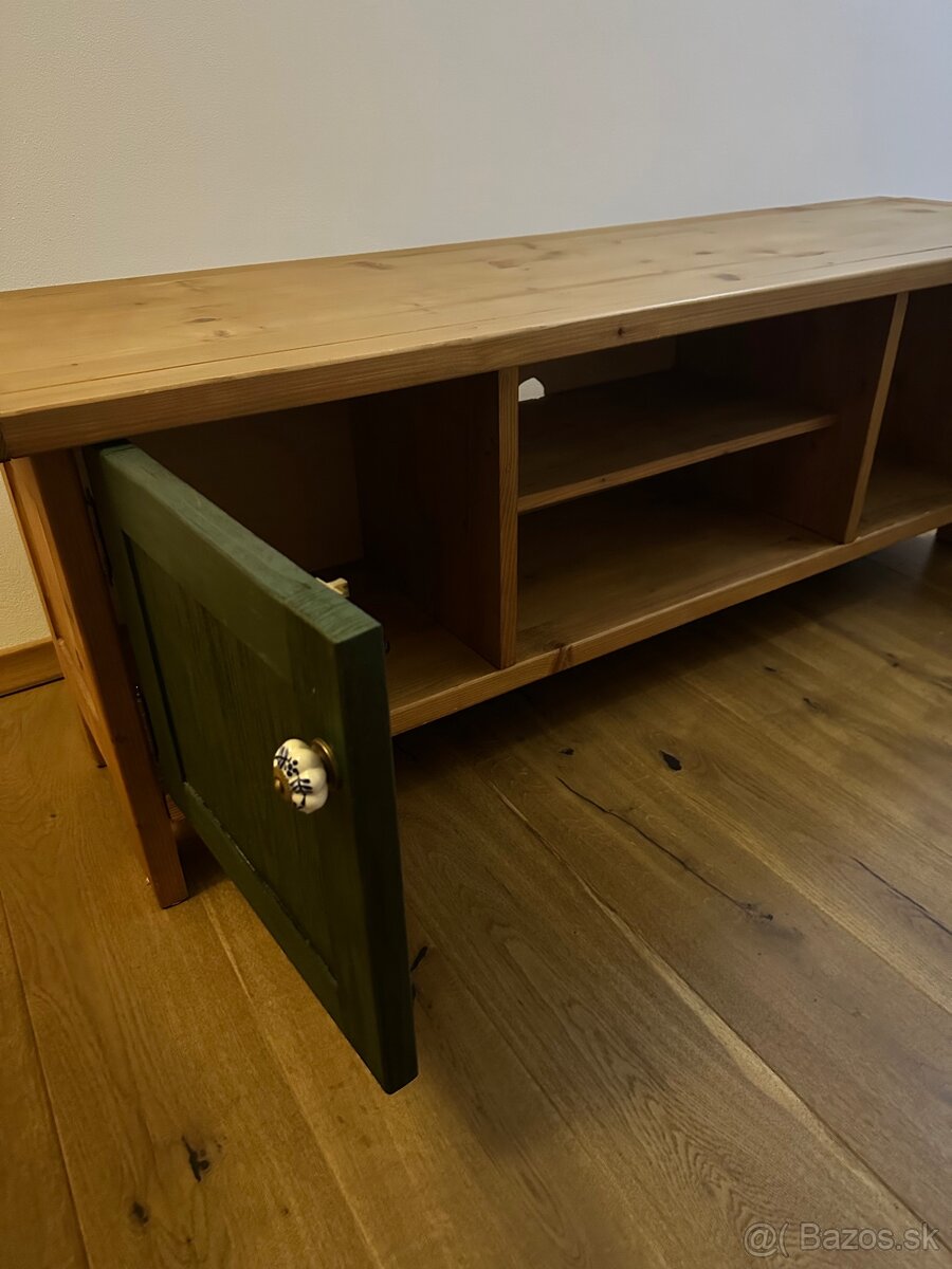 Masívny stolík pod TV - 4