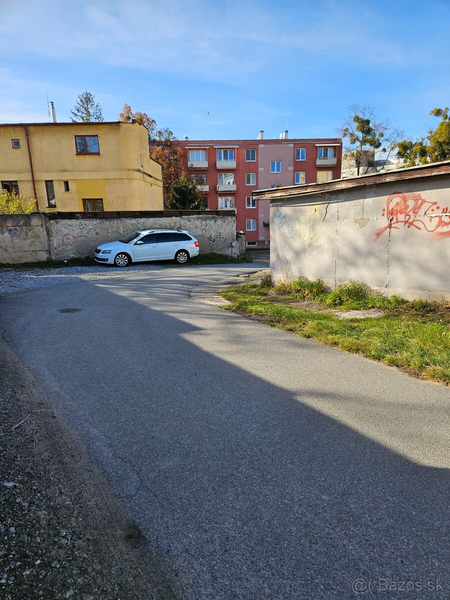 Prenajmen garáž 18m² za Soc. poisťovňou,pri OC Novum, vjazd - 4