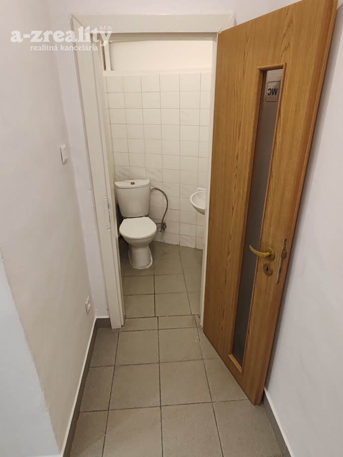 Komerčný priestor v centre Komárna na prenájom - 4