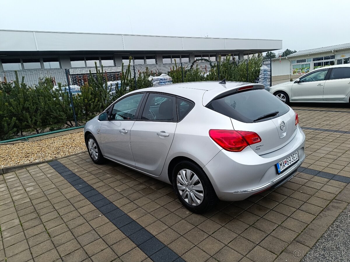 Opel Astra J 1.7 CDTI 81KW 2013 - 4